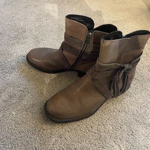 Born shoes size 9 boots